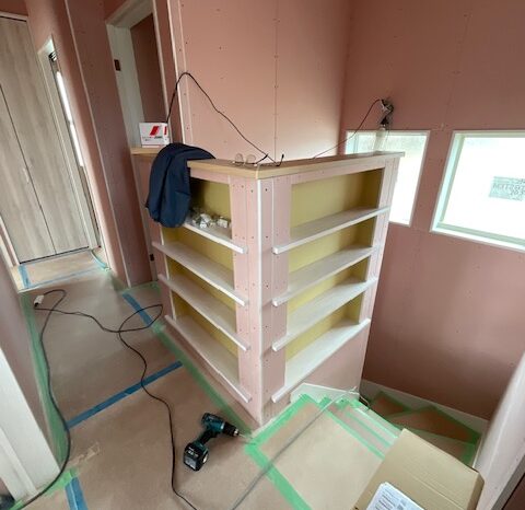 造作棚、順調に進んでいます📚