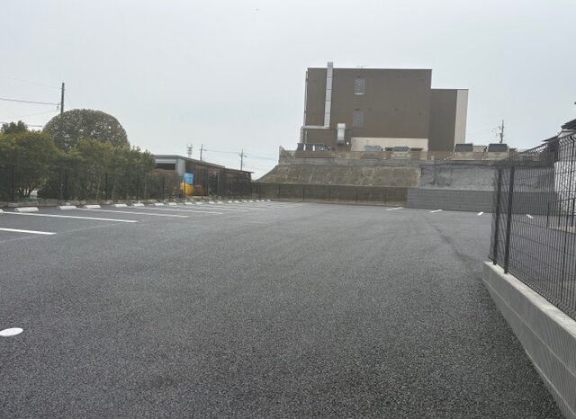 広い敷地の舗装工事でした♬